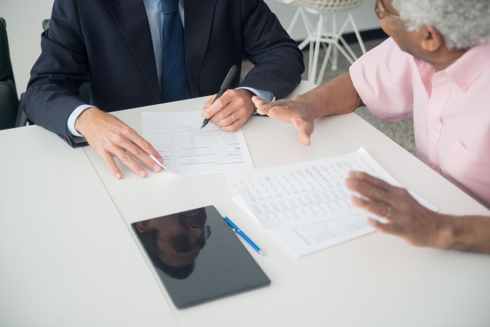 Sagebrook advisor meeting with Medicare clients at a table